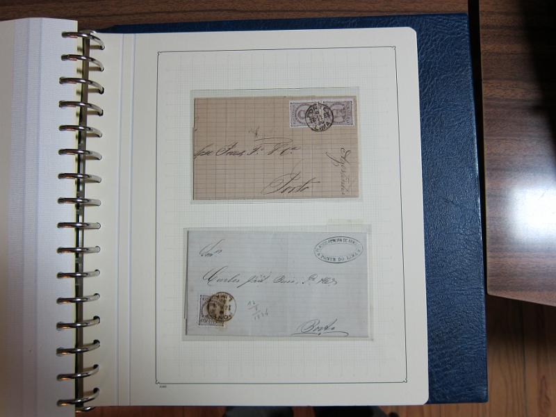 0019 (267).JPG -     Lote:    19      Marcofilia      Lotes Especiais       Descrição:         Portugal. Colecção especializada de carimbos de duplo círculo, tipo 1852, montada em 4 álbuns Lindner, com selos de diversas emissões e cartas, com estudo minucioso de cada marca. Lote a ver.         Lote       Valor Base:     &euro; 2.500,00     Valor Venda:     Retirado     